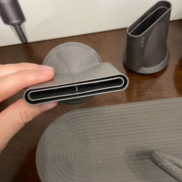 Dyson Supersonic hair dryer with box and all parts - Picture 5 of 6